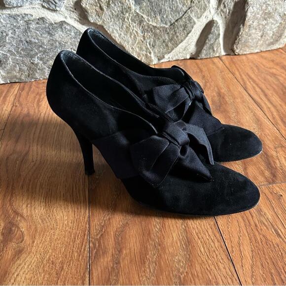 Stuart Weitzman Black Suede Bow Accents 4” Pumps
Women's Size: 9 - Picture 1 of 9